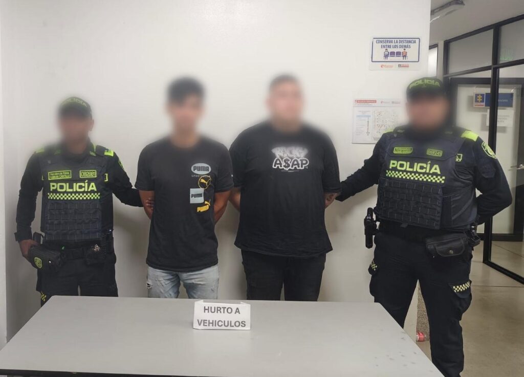 Capturan a dos personas y aprehenden a un menor cuando se movilizaban en una camioneta hurtada