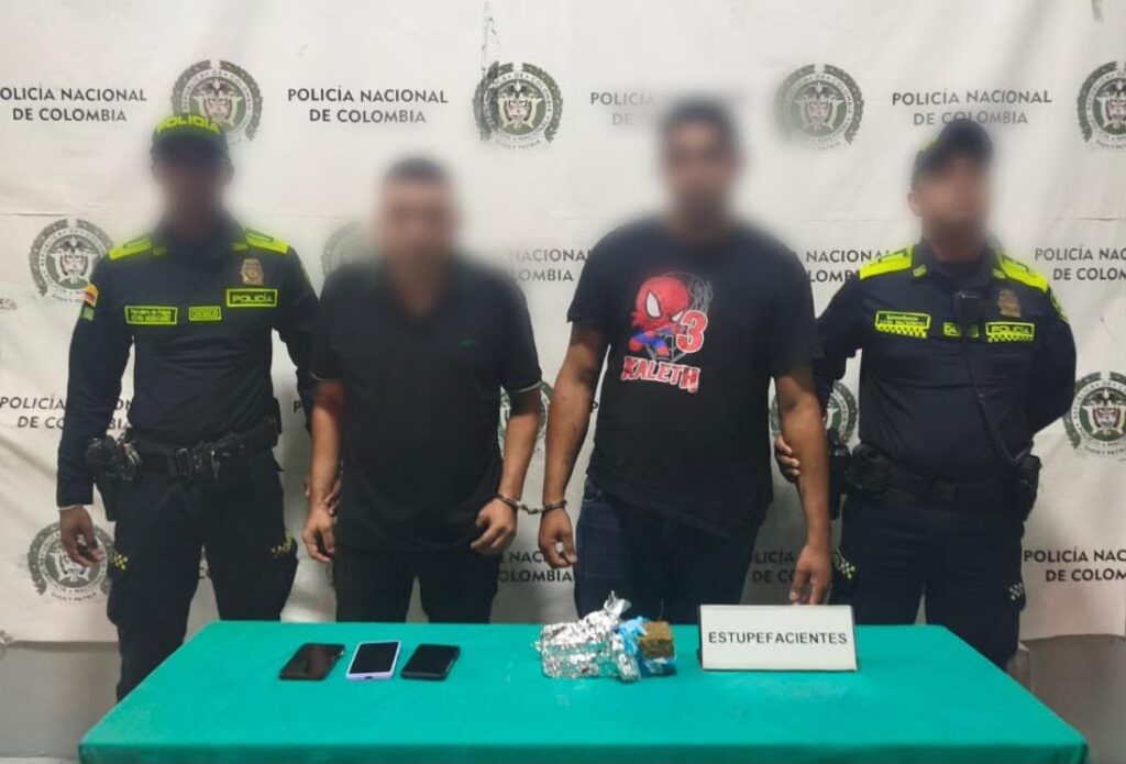 Operativo policial permite la captura de dos hombres con 1.500 dosis de marihuana en el norte de barranquill