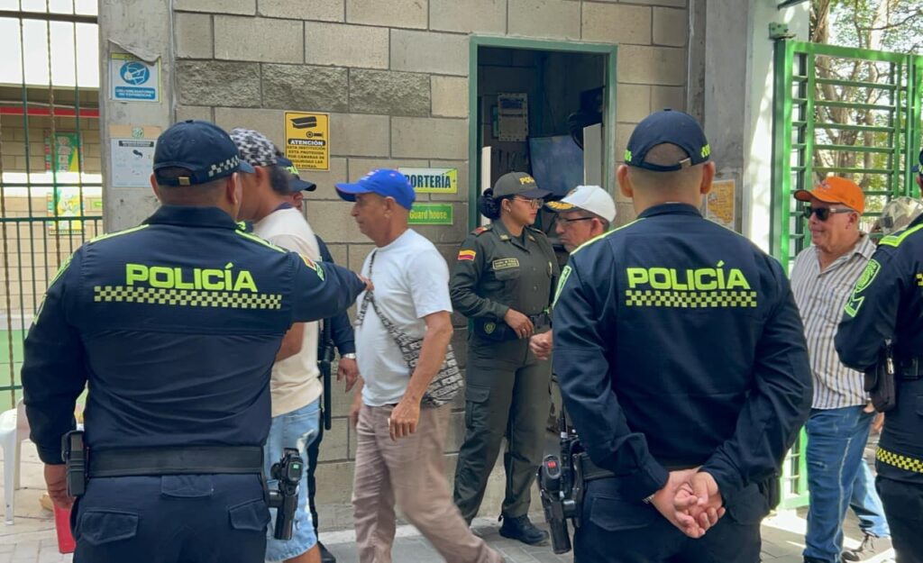 Ciudadanos acuden a las urnas para ejercer su derecho al voto en jornada electoral