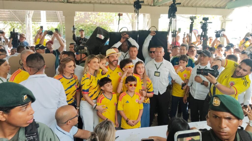 Abelardo de la Espriella votó acompañado de su familia en jornada electoral