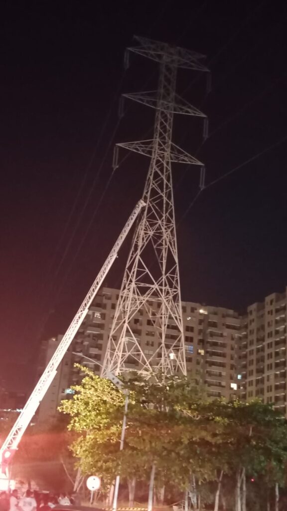 Rescatan a hombre que permaneció varias horas en una torre eléctrica de la Circunvalar con carrera 51B