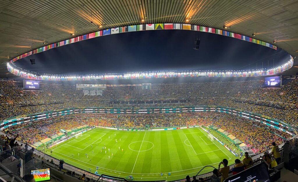 Miles de colombianos tiñeron de amarillo el Estadio Azteca para apoyar a la Selección Colombia ante Uzbekistán