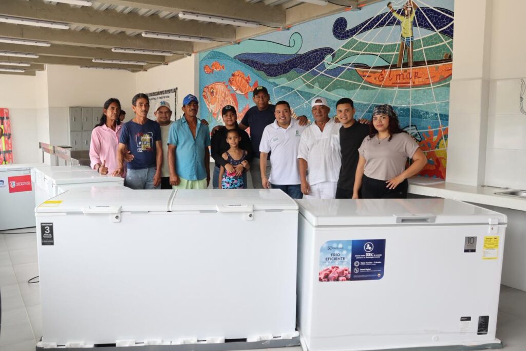 “Fortalecemos a nuestros pescadores artesanales con la entrega de enfriadores en el Centro de Acopio de Playa Pescadores”: alcalde Plinio Cedeño