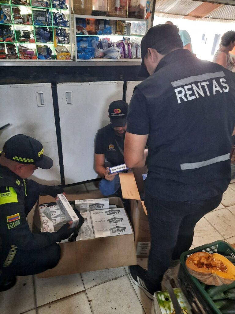 Goleada’ contra el contrabando en Turbaco: 145 botellas de licor y 1.050 cajetillas de cigarrillos fueron aprehendidas