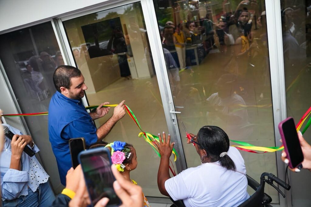 Yamil Arana entrega renovado Centro Regional de Atención a Víctimas en Bolívar