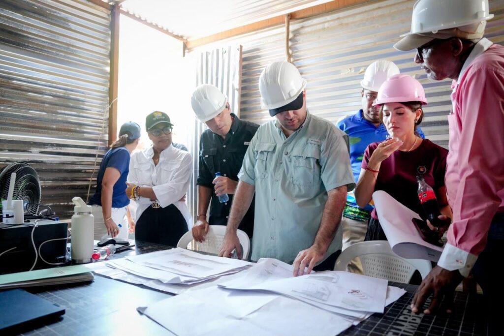 “Vamos a entregarlo en diciembre”: gobernador Yamil Arana inspeccionó obras del Parador Turístico de Loma Arena