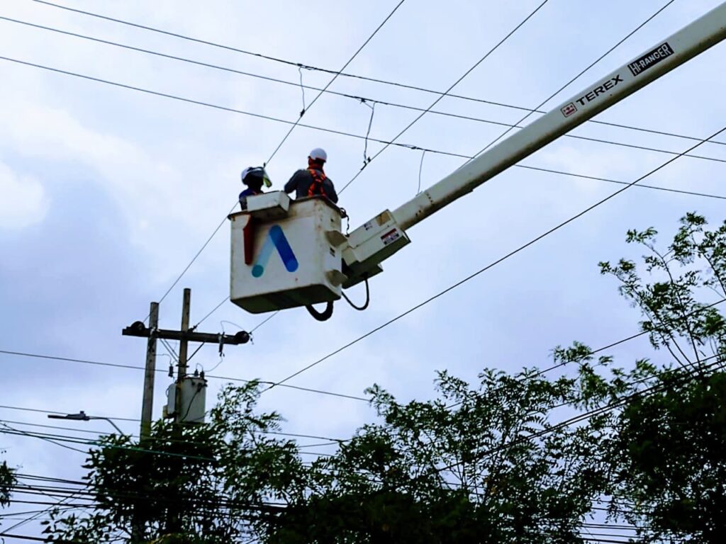 . Para desarrollar trabajos en la red de baja tensión y labores de poda, se suspenderá el suministro de energía en un sector del barrio Olaya Herrera en el municipio de Palmar de Varela, este martes 25 de agosto. Las obras se llevarán a cabo entre las 8:45 de la mañana y las 4:00 de la tarde, en el sector de la carrera 11 con la calle 8. Por otro lado, en la diagonal 3A con la carrera 31 en Altos de Pradomar, en Puerto Colombia, se cambiarán elementos eléctricos entre las 8:00 de la mañana y las 6:00 de la tarde.