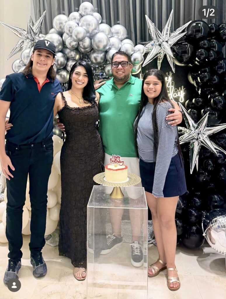 Serenata y afecto: colaboradoras sorprendieron al alcalde Plinio Cedeño Gómez por su cumpleaños