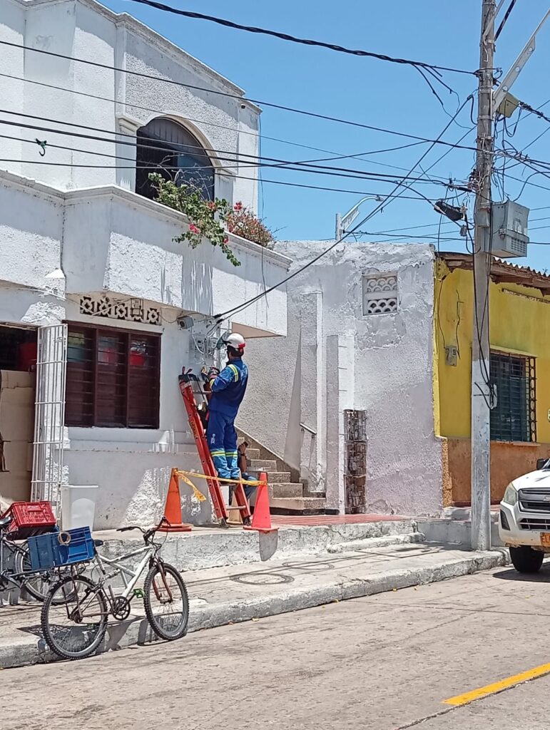 Reposición de elementos eléctricos en un sector del barrio Delicias
