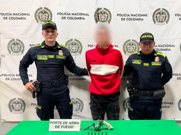 Policía nacional captura a un hombre por el delito de porte ilegal de arma de fuego en el barrio el rosario