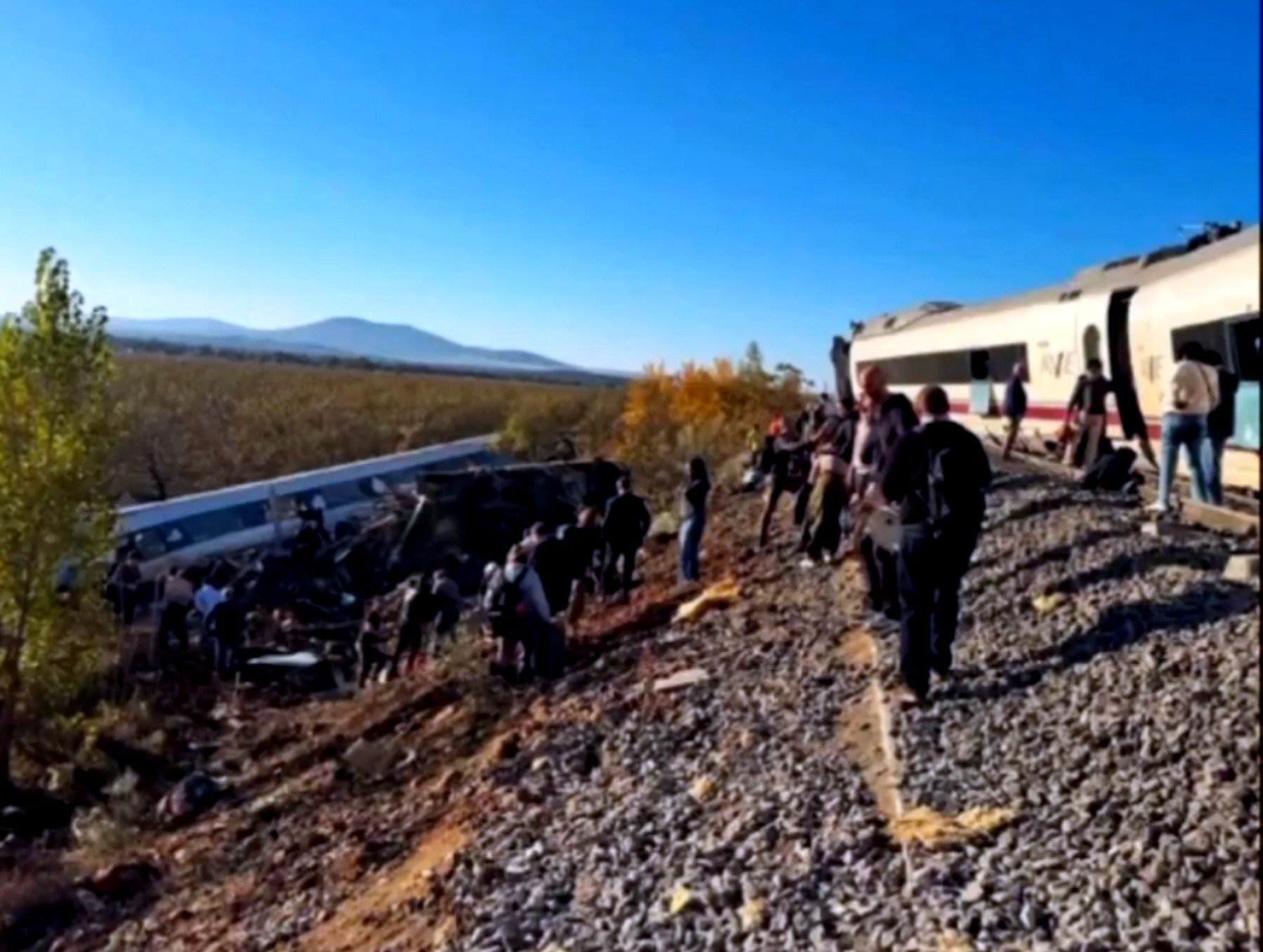 Tragedia ferroviaria en España: choque entre dos trenes de alta velocidad deja al menos 10 muertos