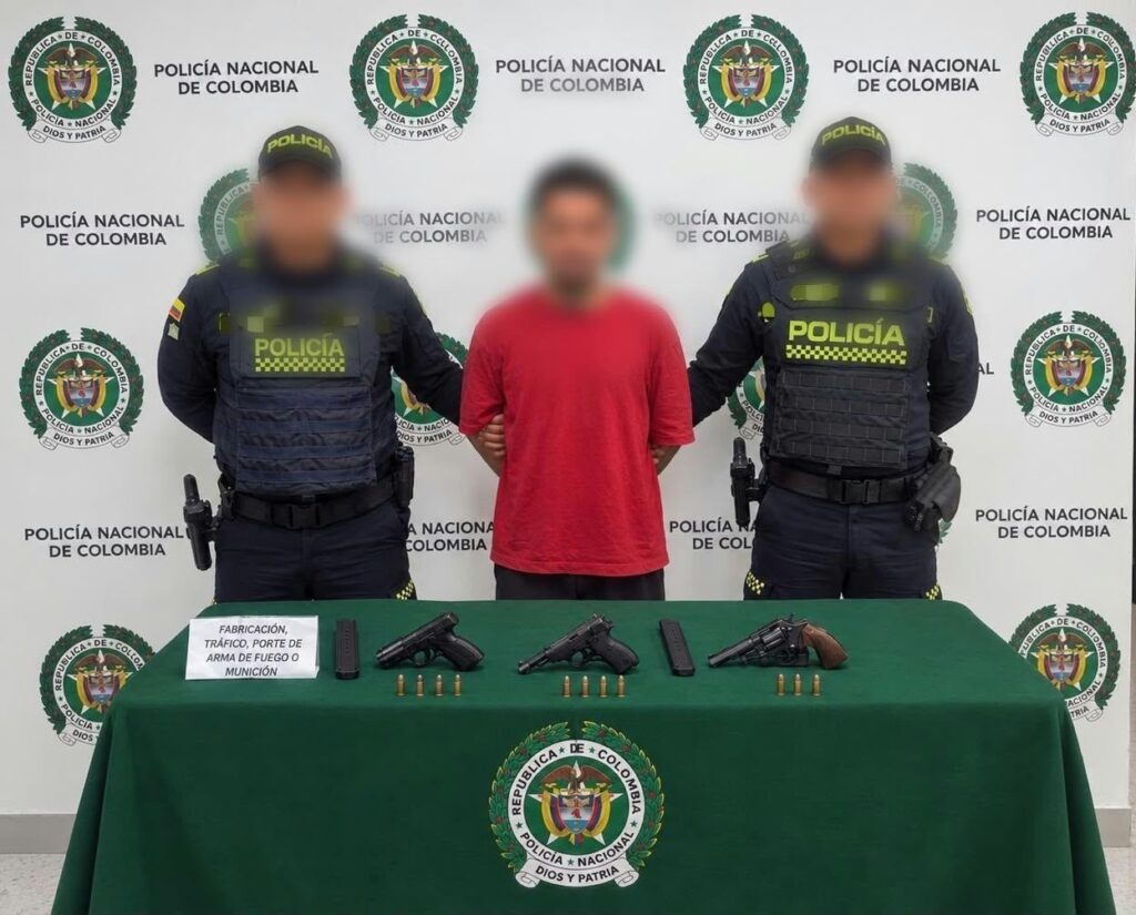 Tres armas de fuego y un hombre capturado