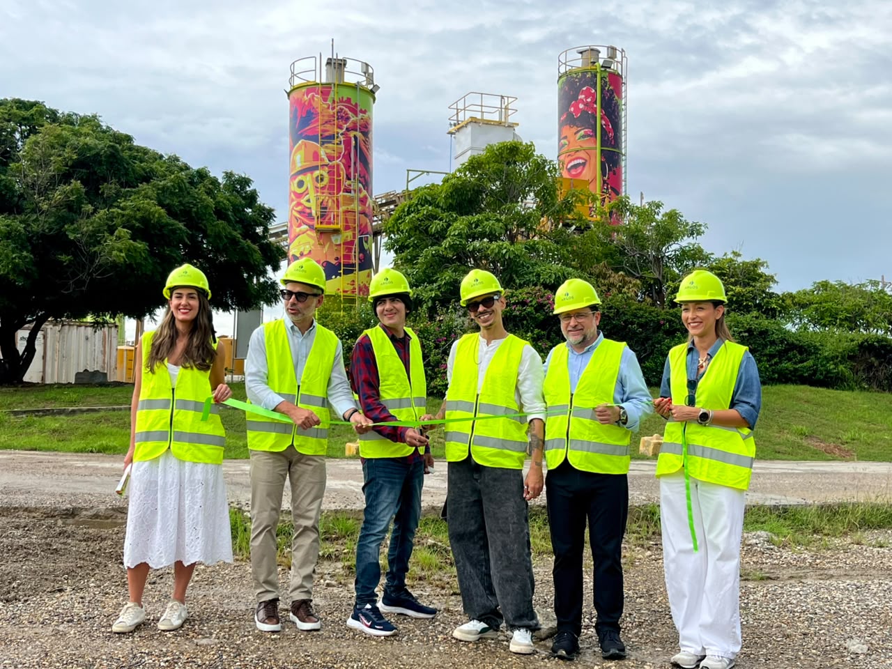Dos jóvenes artistas del Atlántico llenan de color los silos de Argos en Barranquilla