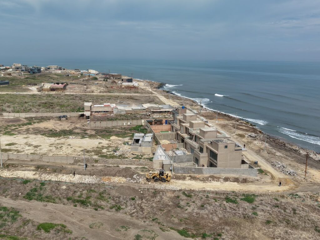 Alcaldía de Puerto Colombia avanza en el mejoramiento de las vías de acceso en Punta RocaLa intervención contempla más de 120 metros lineales mediante la instalación de piedra y material subbase.   El alcalde Plinio Cedeño indicó que, a través de estas acciones se busca mejorar las condiciones de movilidad en el sector.   Puerto Colombia, Atlántico, 06 de octubre de 2026. La Administración Municipal de Puerto Colombia, bajo el liderazgo del alcalde Plinio Cedeño Gómez, continúa desarrollando acciones orientadas a mejorar las condiciones de movilidad y acceso en los diferentes sectores del municipio.  En esta oportunidad, se adelantan obras de mejoramiento en las vías de acceso al sector de Punta Roca, mediante la instalación de piedra y material subbase, con el propósito de optimizar las condiciones de transitabilidad y facilitar el ingreso y salida de vehículos.  Esta intervención permite mejorar las condiciones actuales de la vía, especialmente para quienes se movilizan hacia este sector, contribuyendo a una circulación más segura y a un acceso más adecuado para residentes, visitantes y demás usuarios.  De acuerdo con lo manifestado por el secretario de Infraestructura de Puerto Colombia, Armando Sanjuan Rodríguez, el compromiso de la Administración Municipal se ve reflejado a través de este trabajo articulado con la Junta de Acción Comunal del sector de Punta Roca.   “La intervención se viene desarrollando en la carrera 12, y con estas actividades lograremos un mejoramiento a las vías de acceso de este importante sector”, detalló el funcionario.   Por su parte, el presidente de la Junta de Acción Comunal de Punta Roca, Luis Antolinez, agradeció a la Administración Municipal la iniciativa de intervenir y mejorar la accesibilidad de esta zona.   “Queremos darle las gracias a la Administración del doctor Plinio Cedeño que ha colocado sus ojos a este sector y está cumpliendo una promesa no solo de mejorar las vías de acceso, sino también que por la calidad del trabajo que se está haciendo se permitirá garantizar seguridad, porque ahora las patrullas de la Policía podrás acceder a la zona de la Carrera 12”, resaltó el líder comunal.   Desde la Administración Municipal se continúa trabajando en la atención de las necesidades de los diferentes sectores de Puerto Colombia, con acciones que responden a las dinámicas del territorio y que buscan generar mejores condiciones de movilidad y bienestar para la comunidad.  “Seguimos trabajando con hechos para atender las necesidades de nuestra gente y mejorar las condiciones de acceso a nuestros sectores. Cada intervención representa un paso más hacia un Puerto Colombia con mejores vías y mayores oportunidades para todos”, destacó el alcalde Plinio Cedeño Gómez.  Con estas obras, la Administración Municipal reafirma su compromiso de avanzar en el mejoramiento de la infraestructura vial y en la construcción de un municipio con mejores condiciones de movilidad y conectividad para todos.