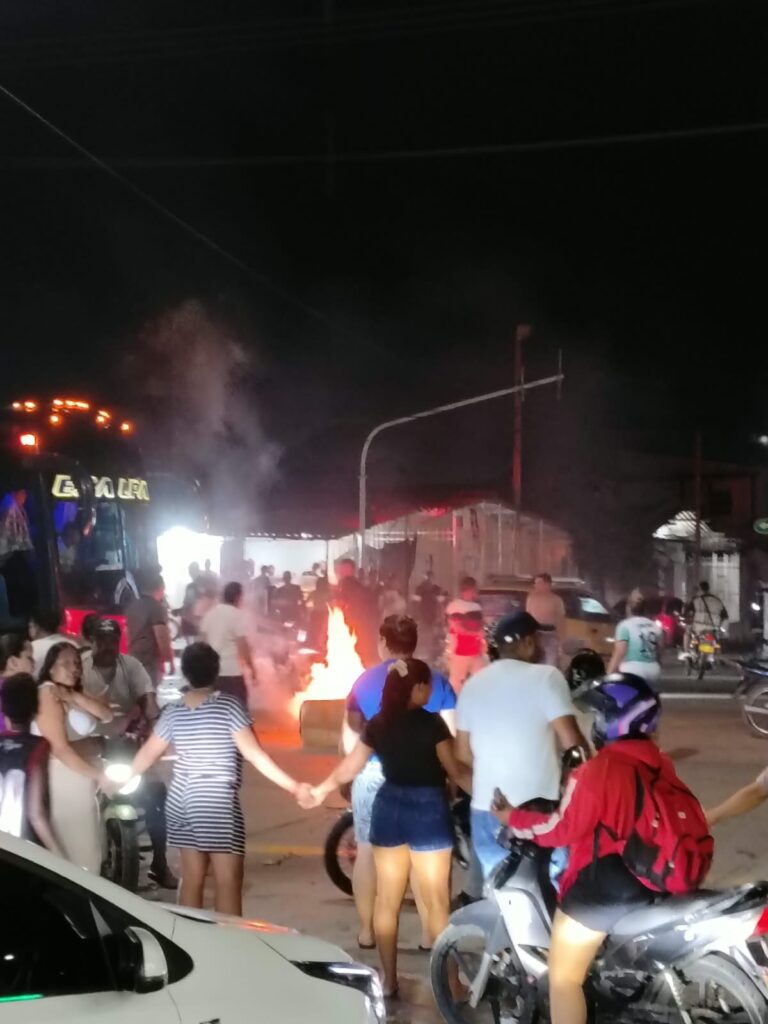 Falta de energía en el barrio El Romance provoca bloqueo en la vía Cordialidad con calle 91